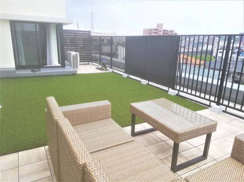 神奈川県のマンションテラス（屋上）へ人工芝のウレタン特殊接着工事