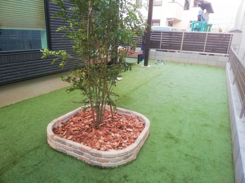 フェイクレンガの施工(人工芝)