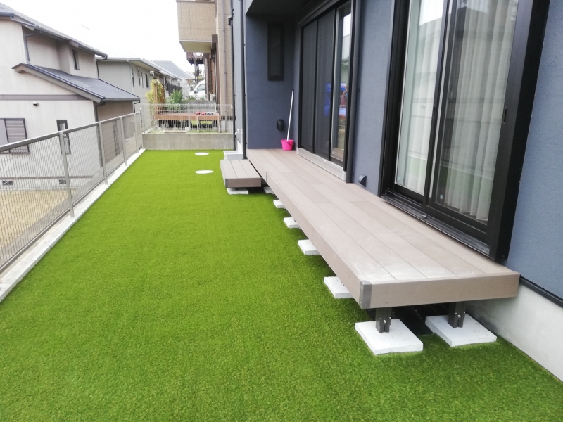 千葉県の新築様、ウッドデッキと人工芝の組み合わせ