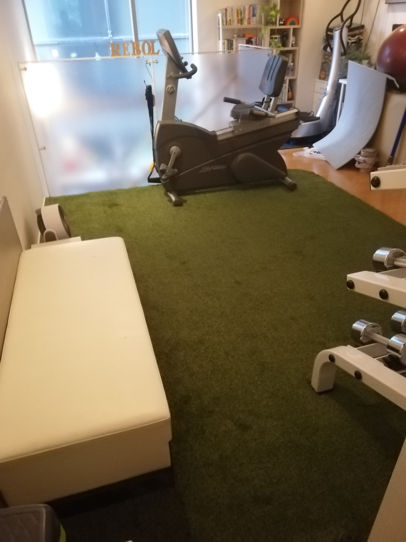 東京都渋谷駅のパーソナルジムに人工芝施工(クッション材)