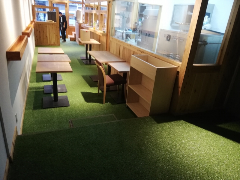 東京都で新規コンビニへ内装人工芝を施工