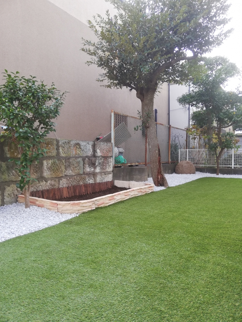 雑草対策として人工芝&砂利施工、さらにレンガ施工でお庭リフォーム(東京都)