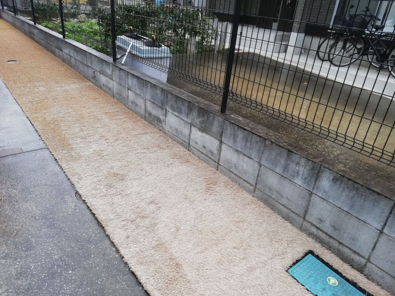 埼玉県戸建ての駐車場へのラテ色の人工芝を施工（写真あり）