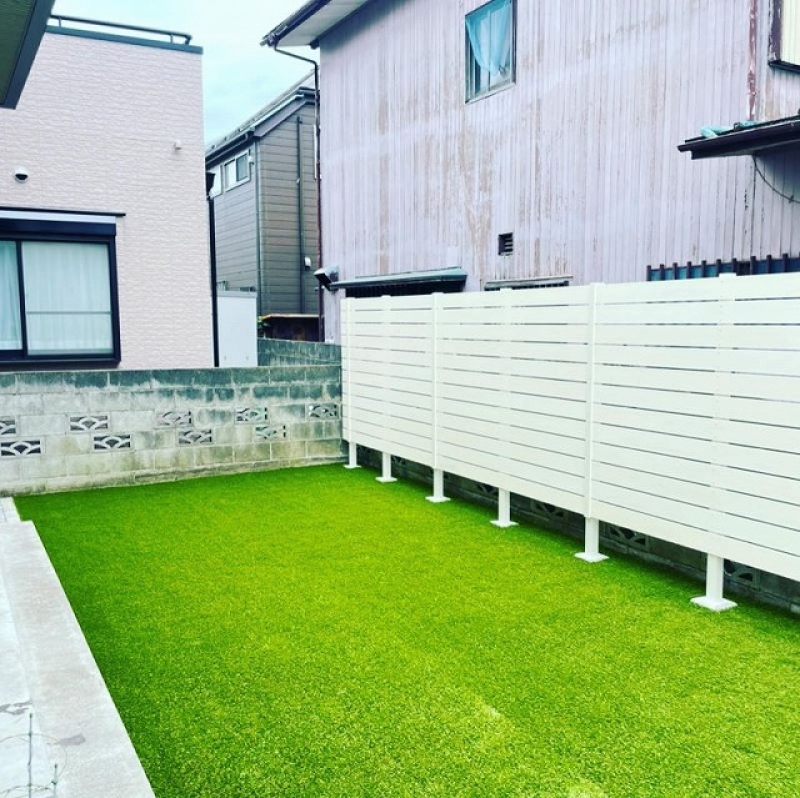 埼玉県さいたま市のお庭に目隠しフェンスと人工芝を工事★（写真あり）