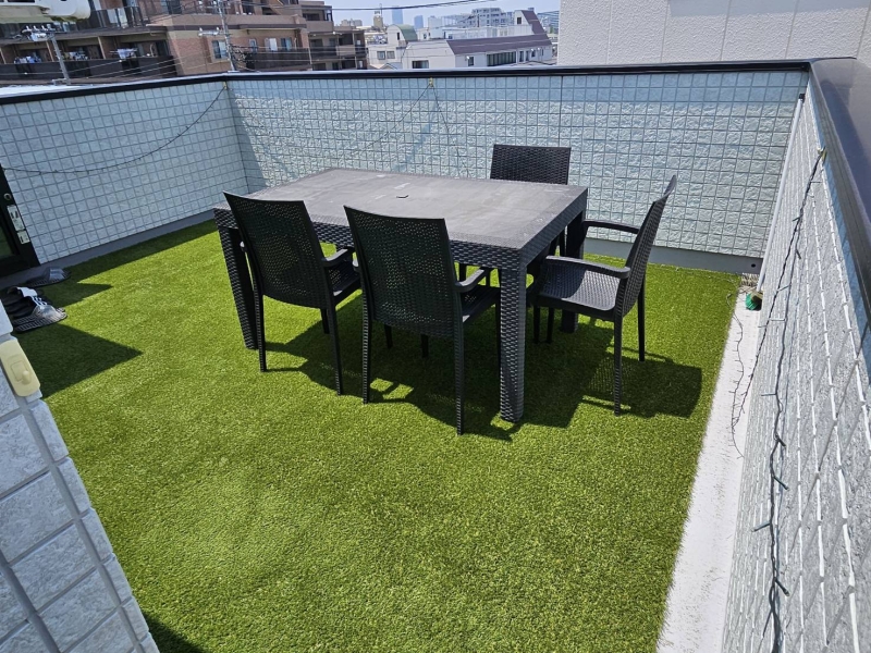 ＝江戸川区の屋上に人工芝工事＝