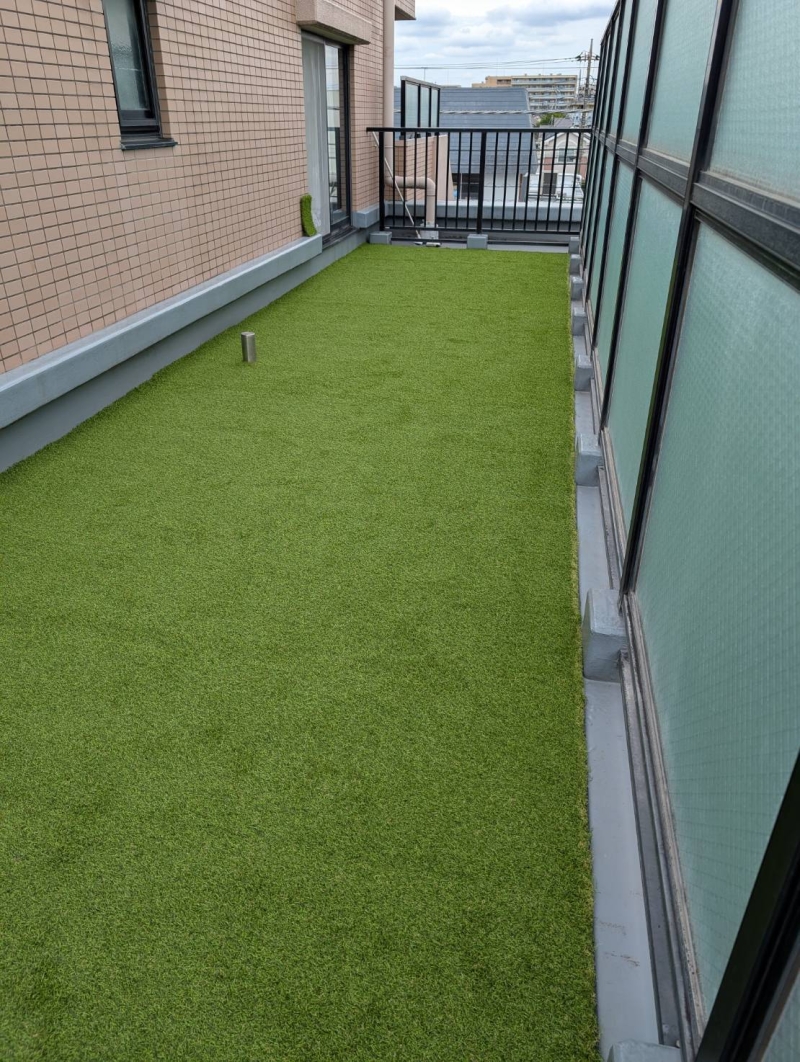 ＝三鷹市のテラスに人工芝工事＝