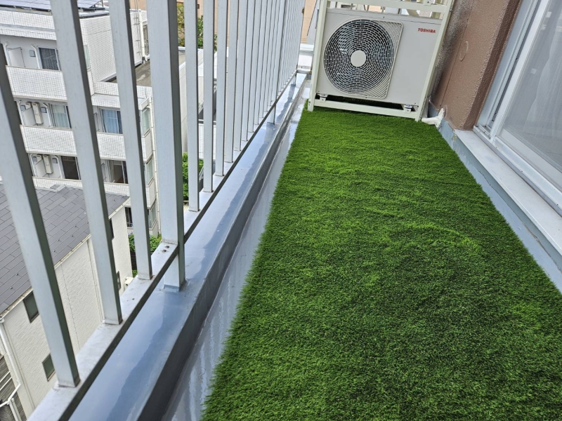 ＝世田谷区マンションのベランダに人工芝工事＝