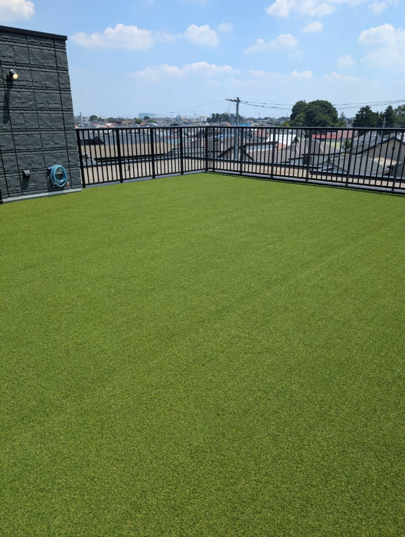 ＝西東京市の屋上に人工芝工事＝