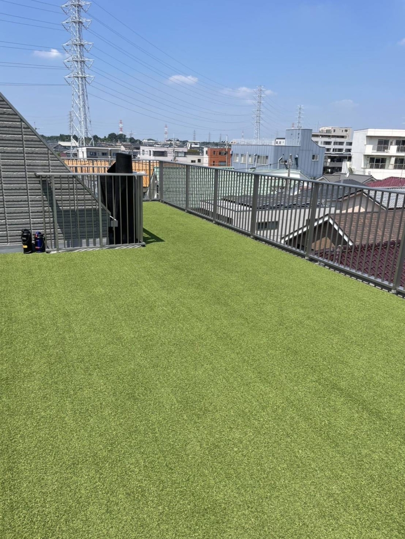 ＝春日部市の屋上に人工芝工事＝