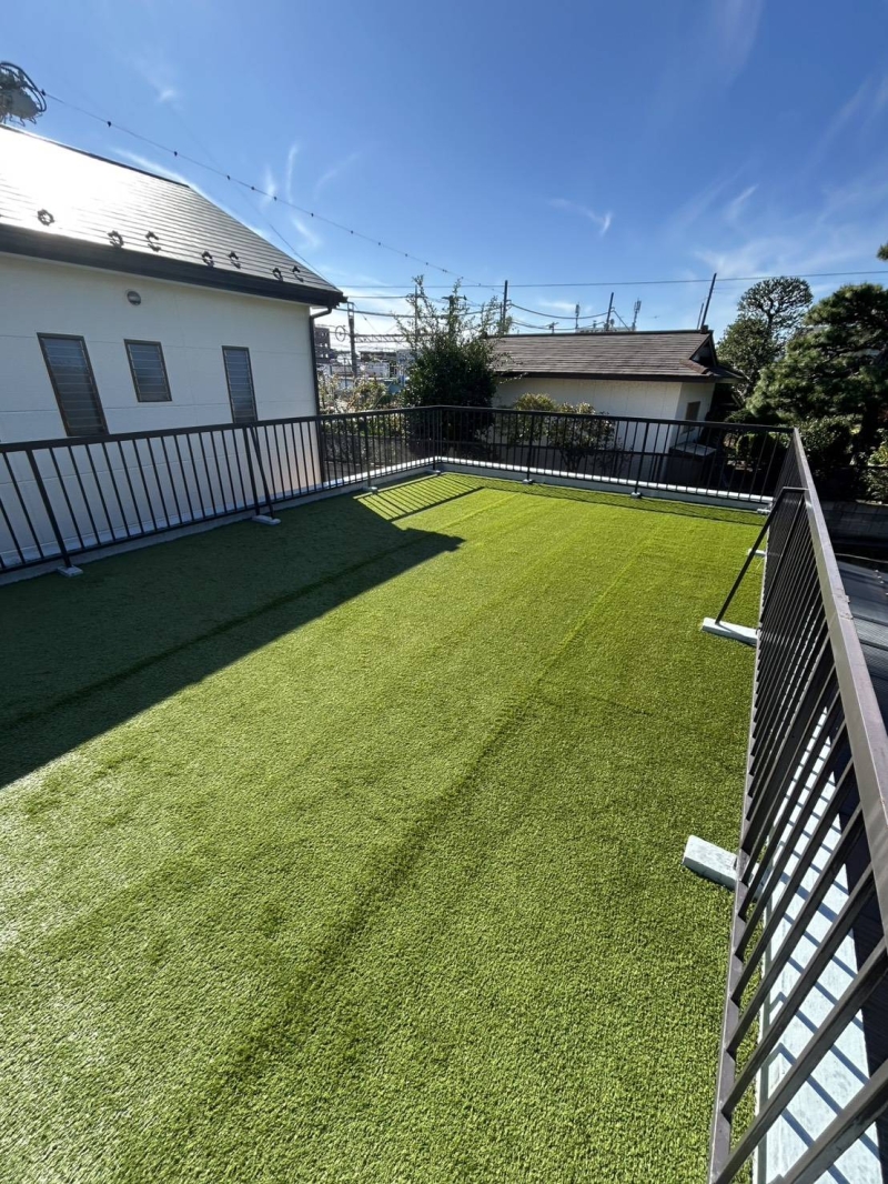 春日部市の屋上へドッグラン人工芝工事