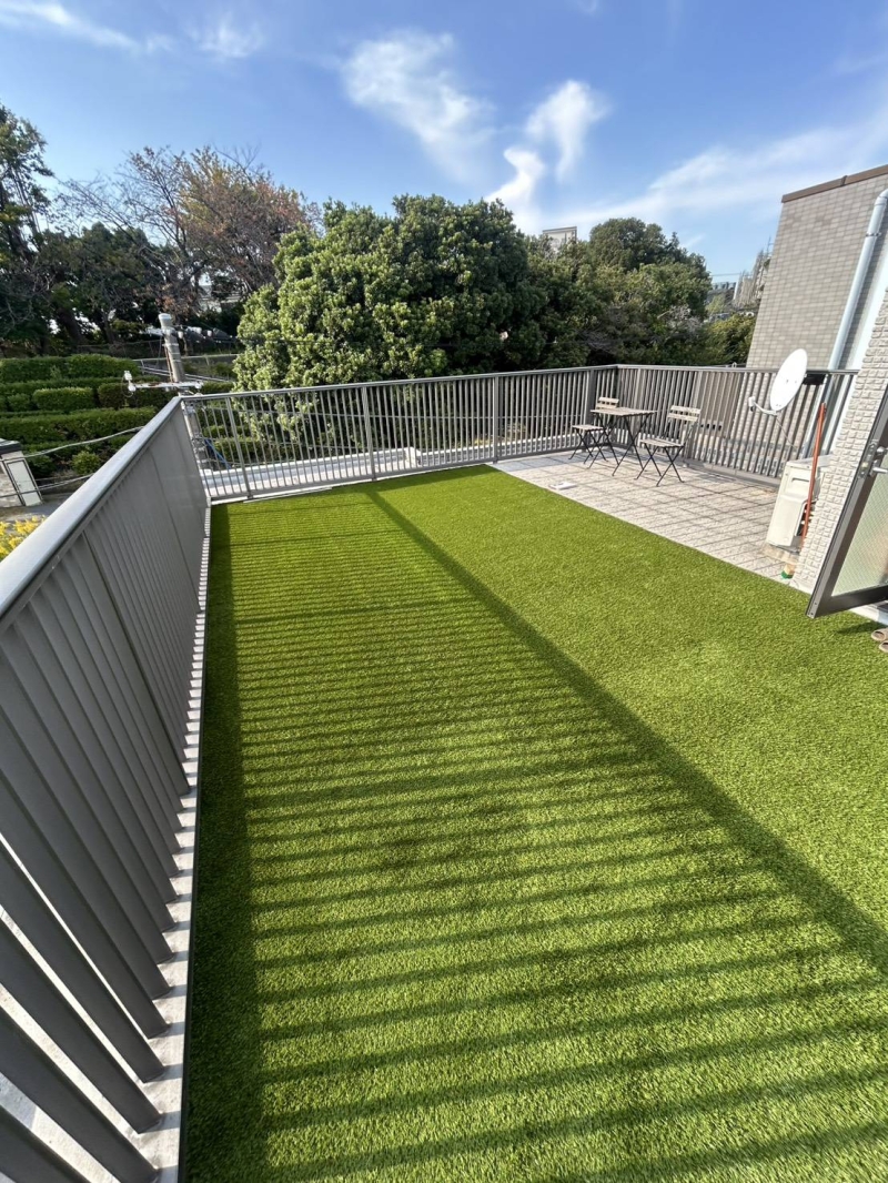 ＝横浜市の屋上に人工芝工事＝