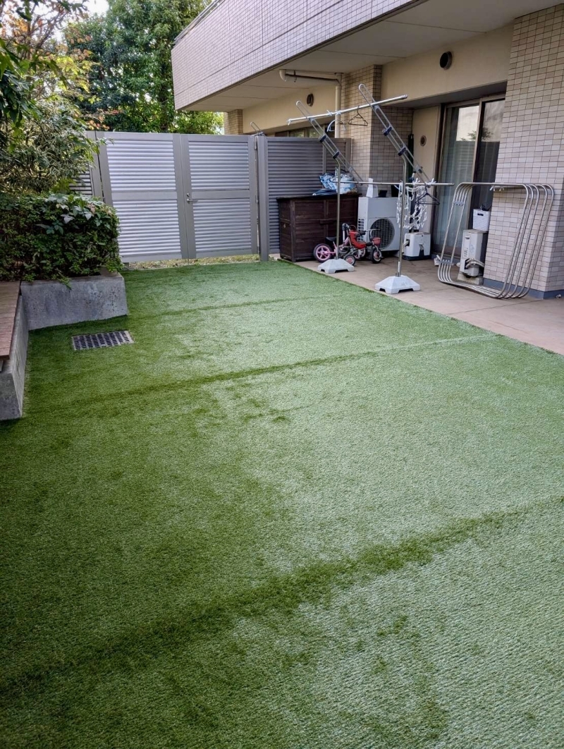＝府中市のテラスに人工芝工事＝
