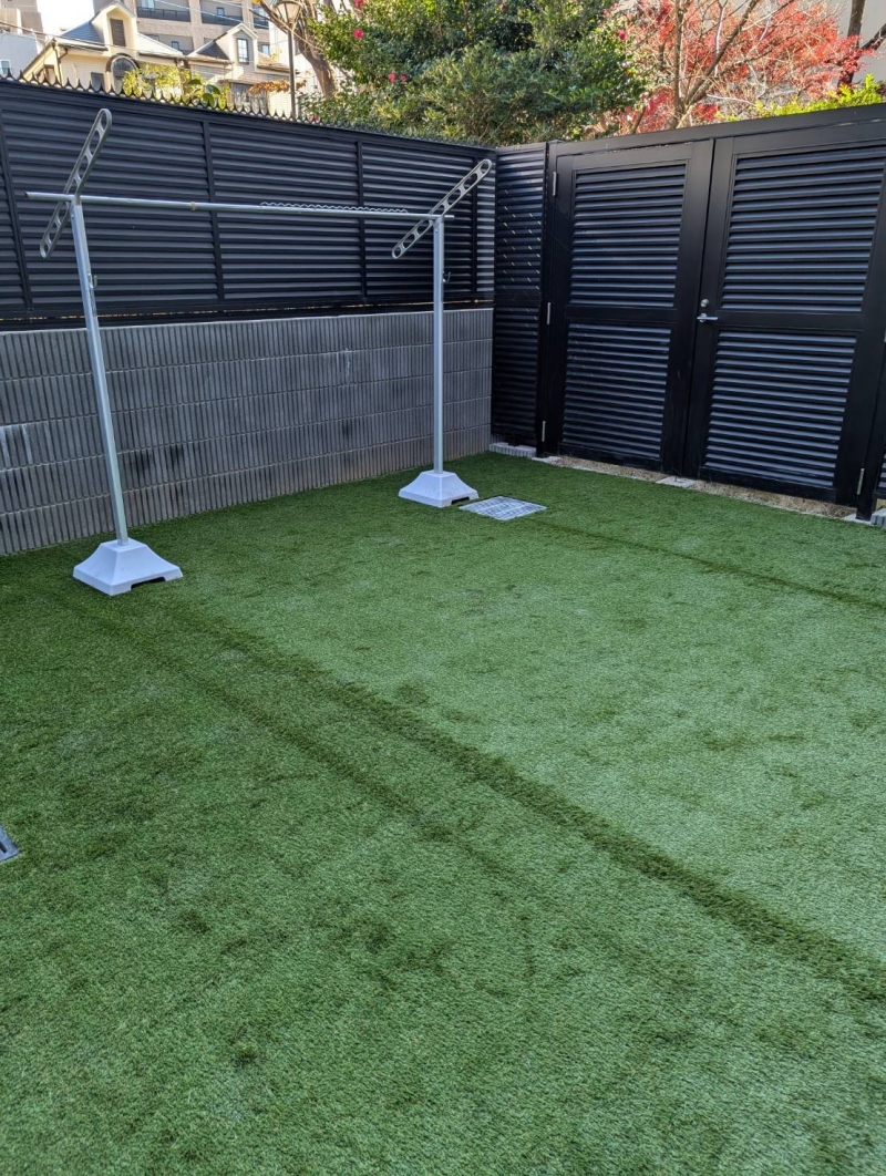 ＝新宿区に人工芝工事＝