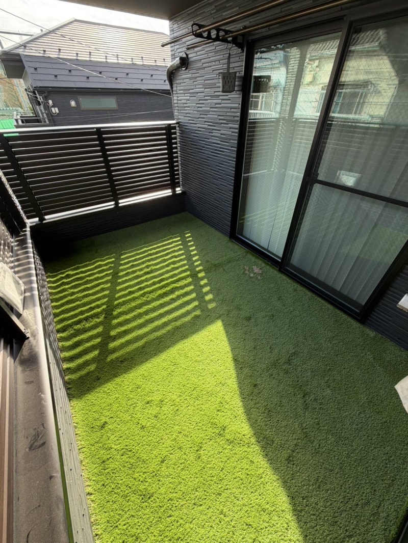 ＝足立区のバルコニーに人工芝工事