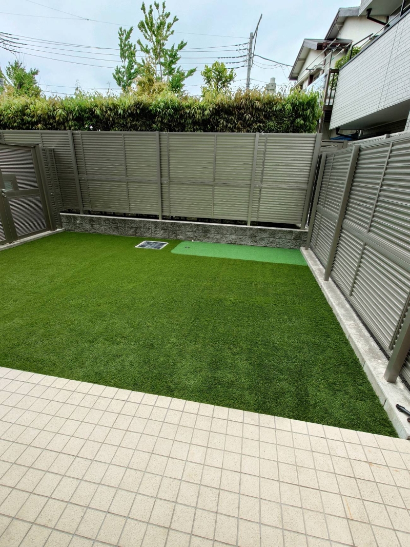 マンション専用庭を“おうちパター練習場”付きの人工芝空間へ