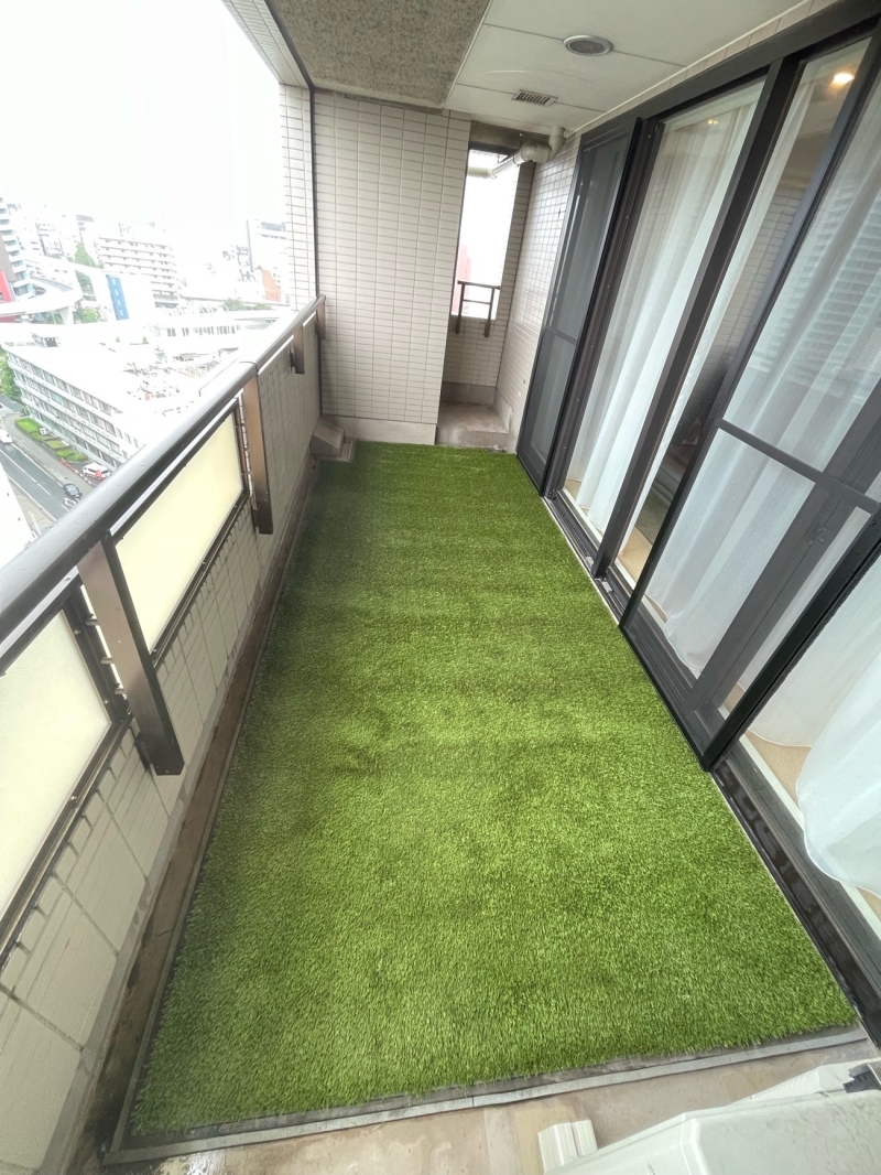 マンションベランダへ30mm人工芝施工｜接着NG現場へ特殊施工対応