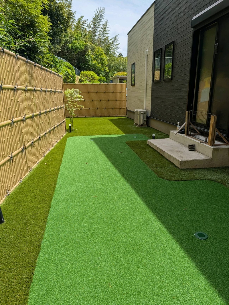 竹林に囲まれたお庭を、ゴルフも楽しめる人工芝空間へ
