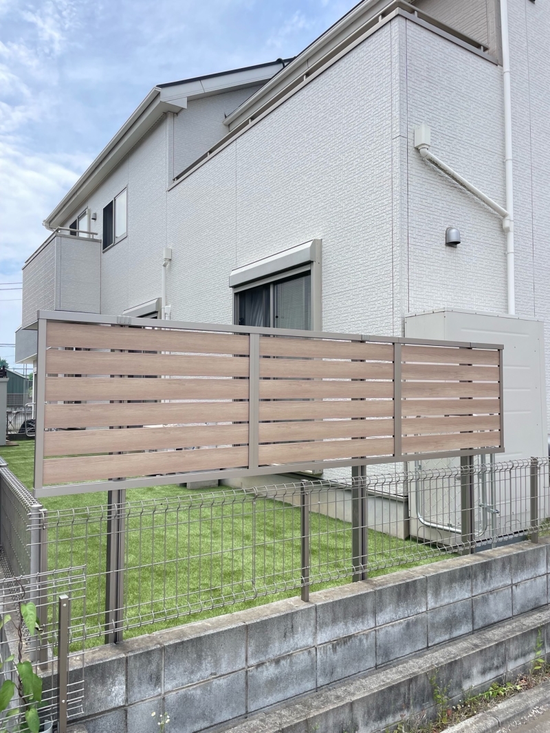 人工芝と目隠しフェンスで、快適に過ごせるお庭へ
