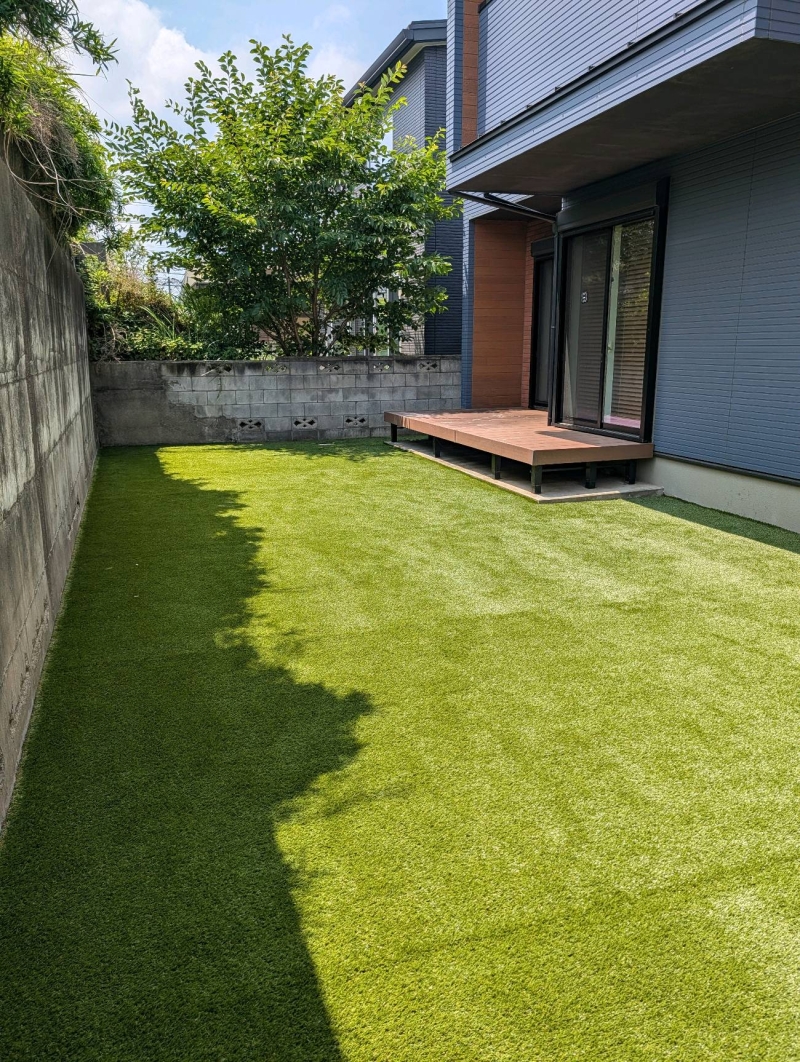 雑草だらけだったお庭が、メンテナンスフリーの人工芝空間へ|千葉県成田市