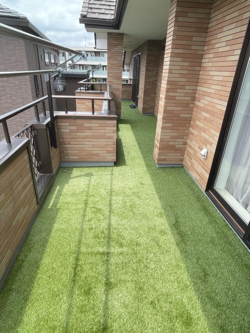 相模原市｜戸建てベランダ23㎡に人工芝施工