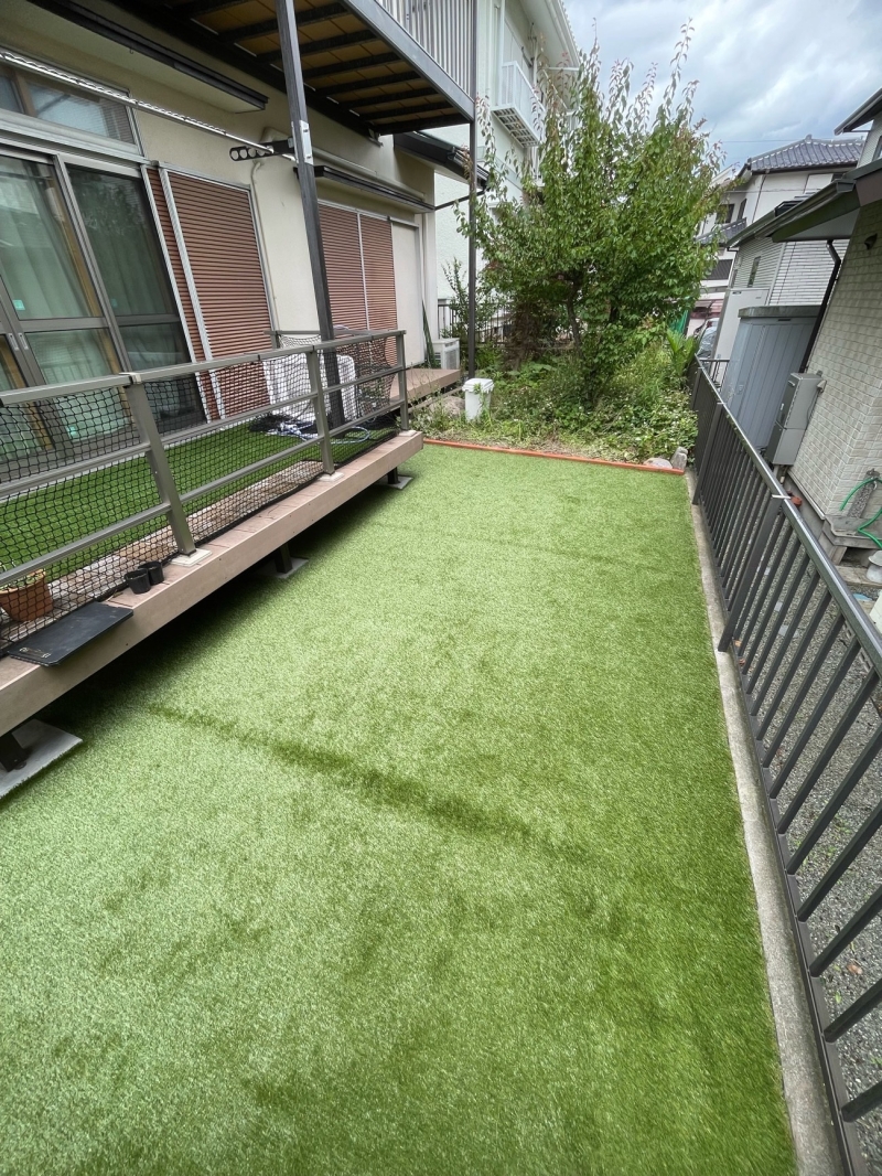 植栽を撤去し、お手入れがラクな人工芝のお庭へリフォーム