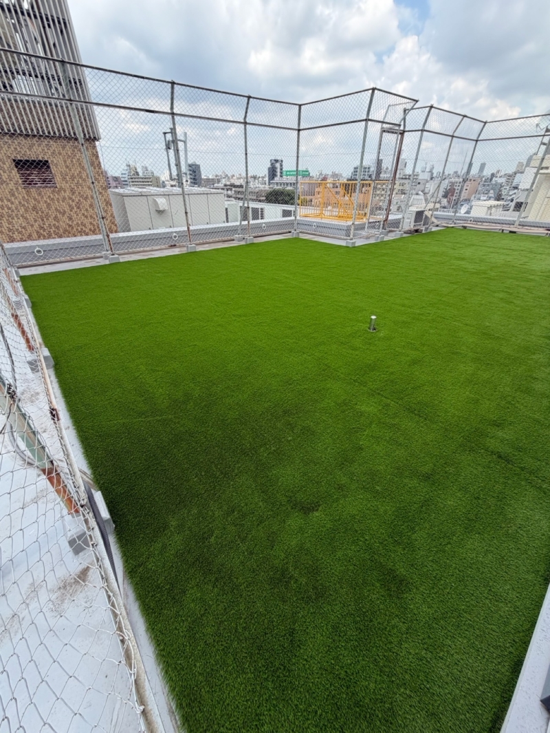 【コンクリートの屋上89㎡が緑の空間に！専門学校の屋上に人工芝を施工｜新宿区高田馬場】