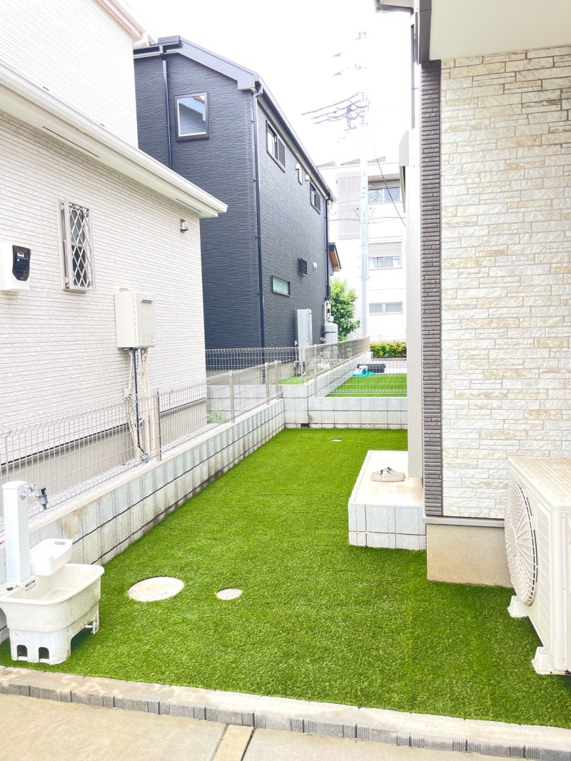 人工芝と白砂利で雑草対策！お家まわりを明るくスッキリ｜清瀬市