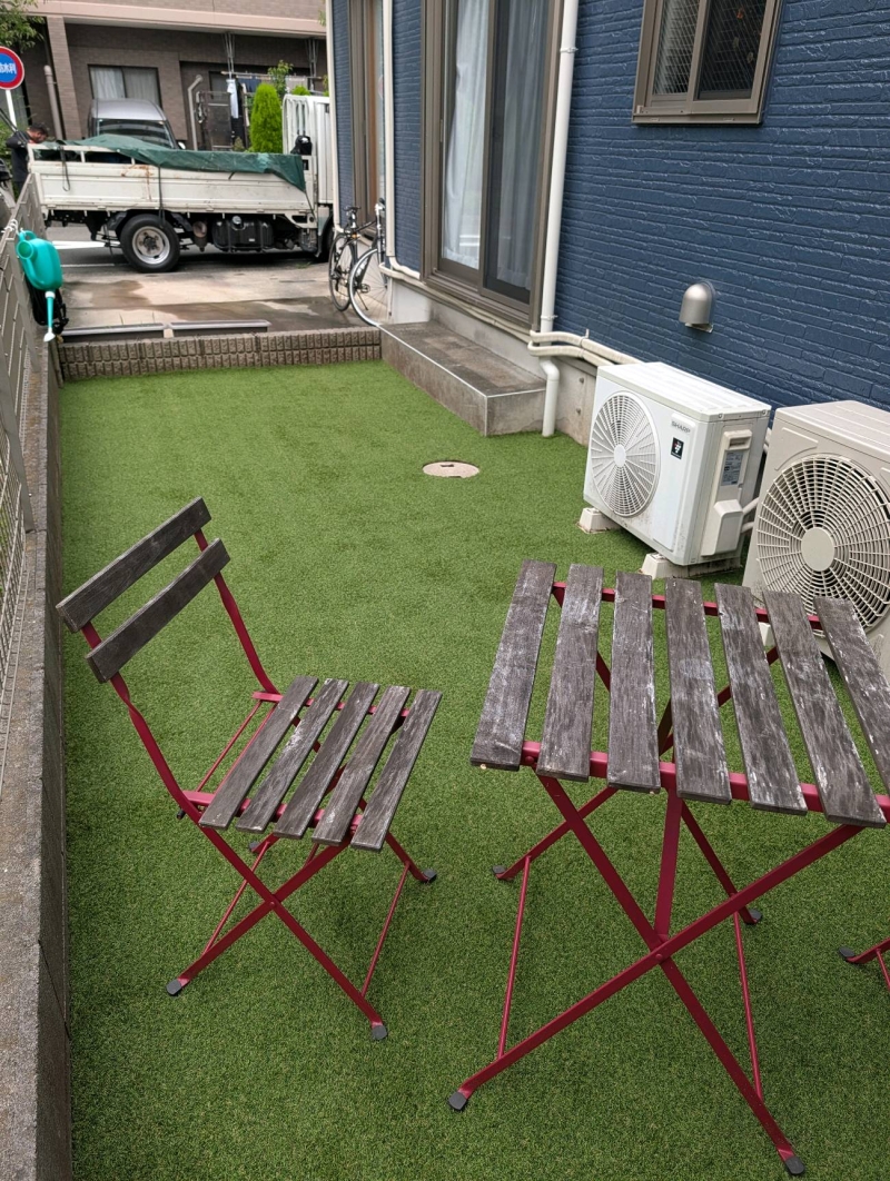 雑草だらけだったお庭が、くつろげる空間に！遮熱人工芝でお庭をリフォーム｜立川市