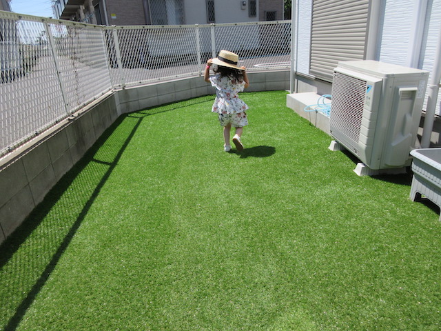 コロナに負けるな 自宅の庭を公園のような遊び場にするアイテム10選 日本人工芝計画