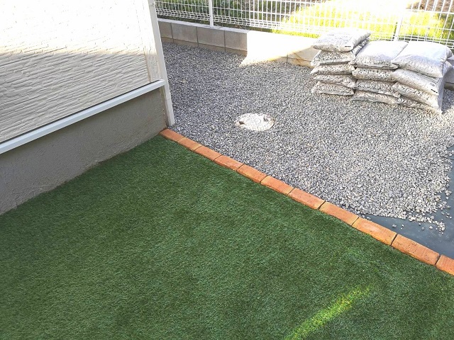 人工芝とレンガは相性バツグン レンガの魅力とdiyの方法3ステップ 日本人工芝計画