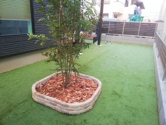 人工芝とレンガは相性バツグン レンガの魅力とdiyの方法3ステップ 日本人工芝計画